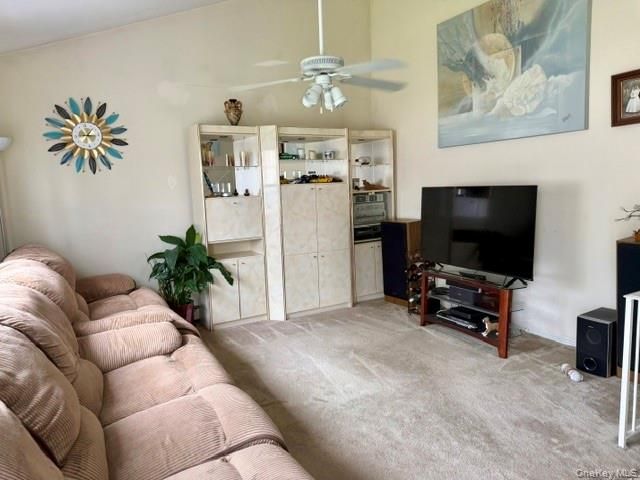 452 N Monroe Avenue, Lindenhurst, NY 11757