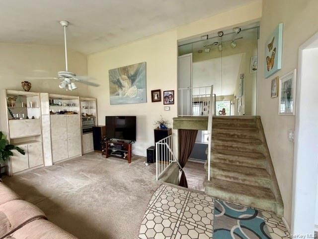 452 N Monroe Avenue, Lindenhurst, NY 11757