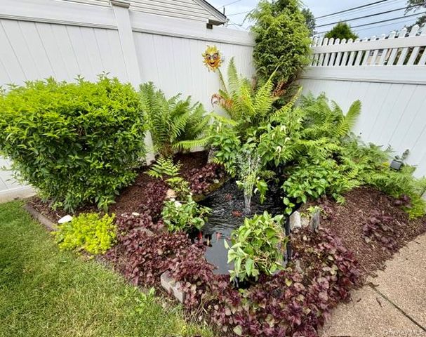 452 N Monroe Avenue, Lindenhurst, NY 11757