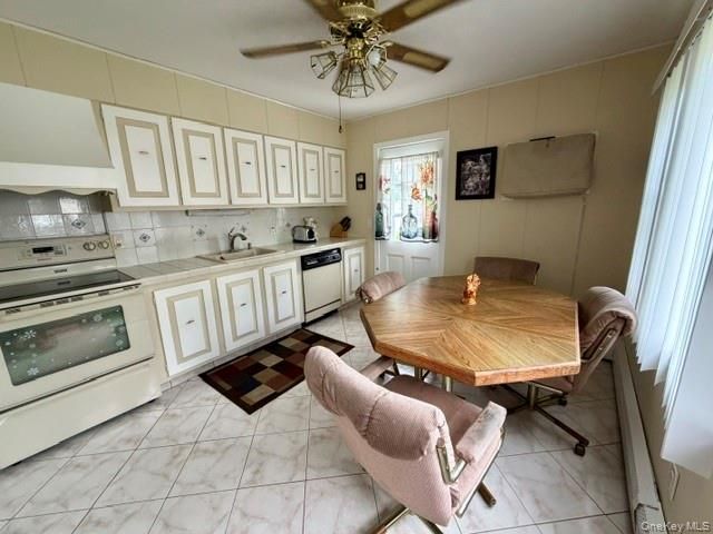 452 N Monroe Avenue, Lindenhurst, NY 11757