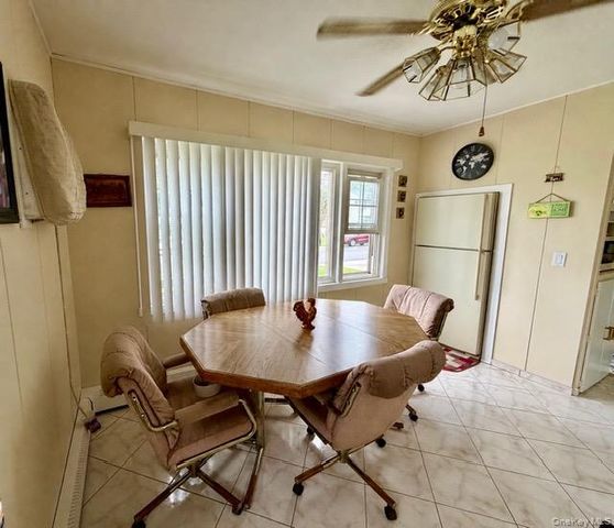 452 N Monroe Avenue, Lindenhurst, NY 11757
