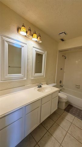 106 Crimson Bay Drive, League City, TX 77573