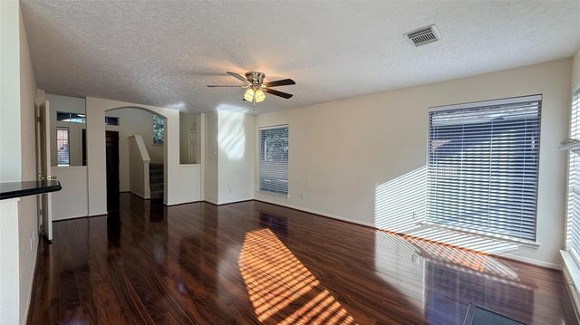106 Crimson Bay Drive, League City, TX 77573