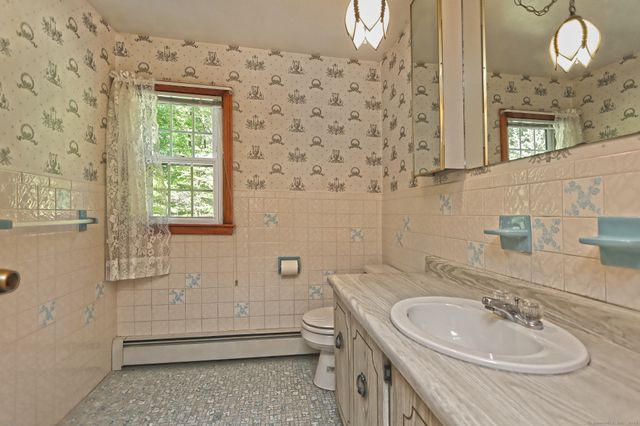 1350 Mount Carmel Avenue, Hamden, CT 06518