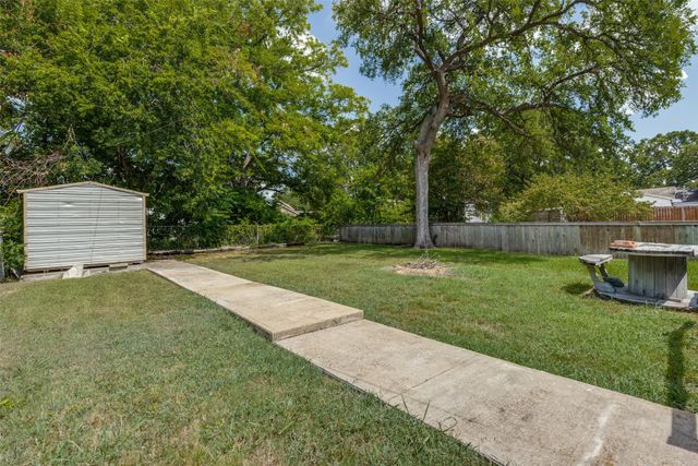 213 N Holly Avenue, Sherman, TX 75092