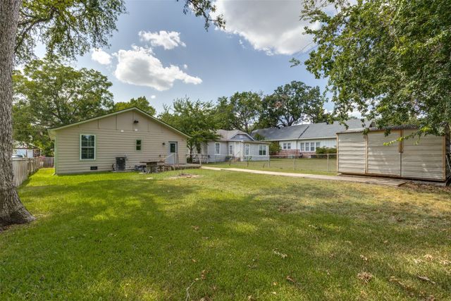 213 N Holly Avenue, Sherman, TX 75092