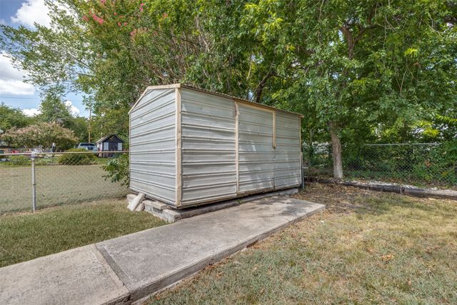 213 N Holly Avenue, Sherman, TX 75092