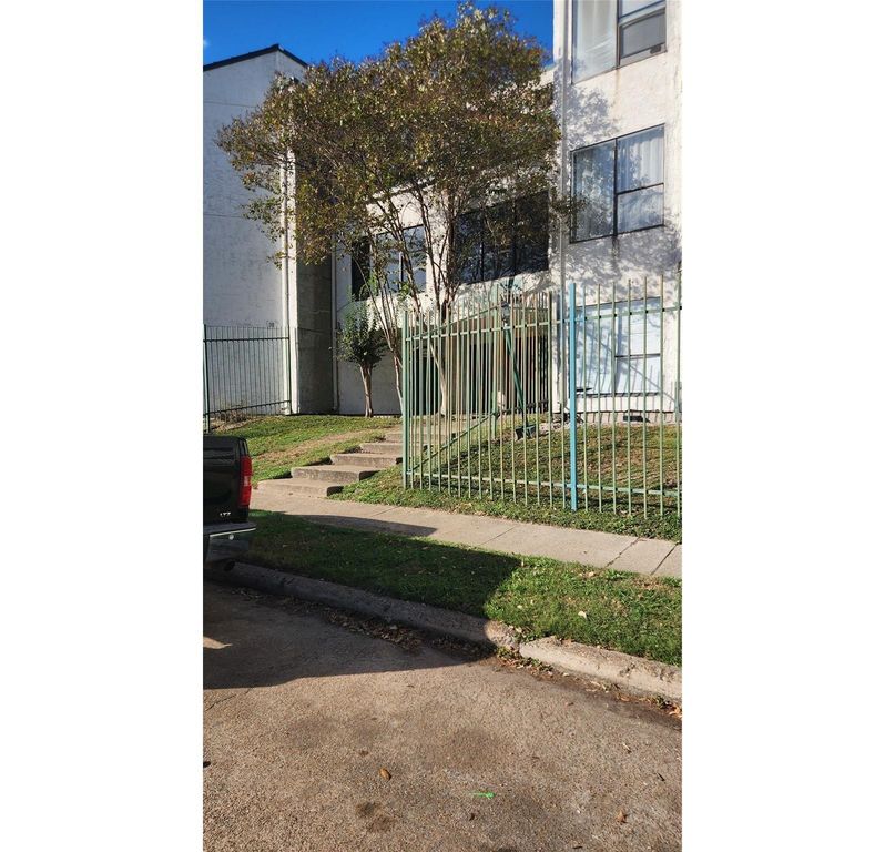 2818 S Bartell Drive 7, Houston, TX 77054
