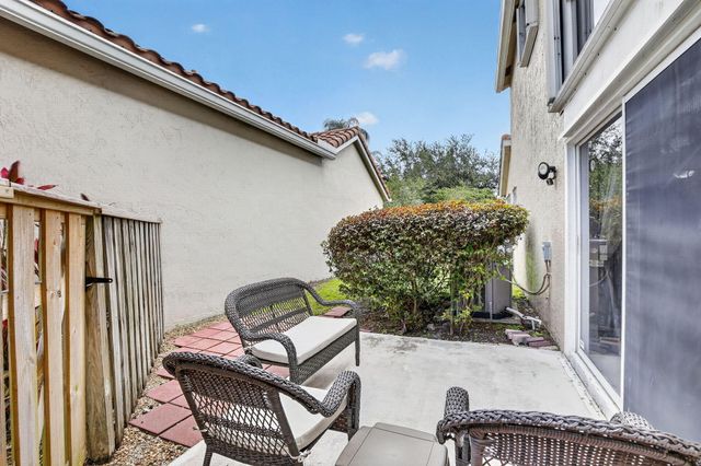 10111 NW 4th Street, Plantation, FL 33324