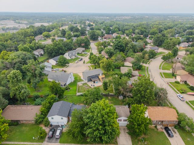 2102 SPECK CT, Columbia, MO 65202