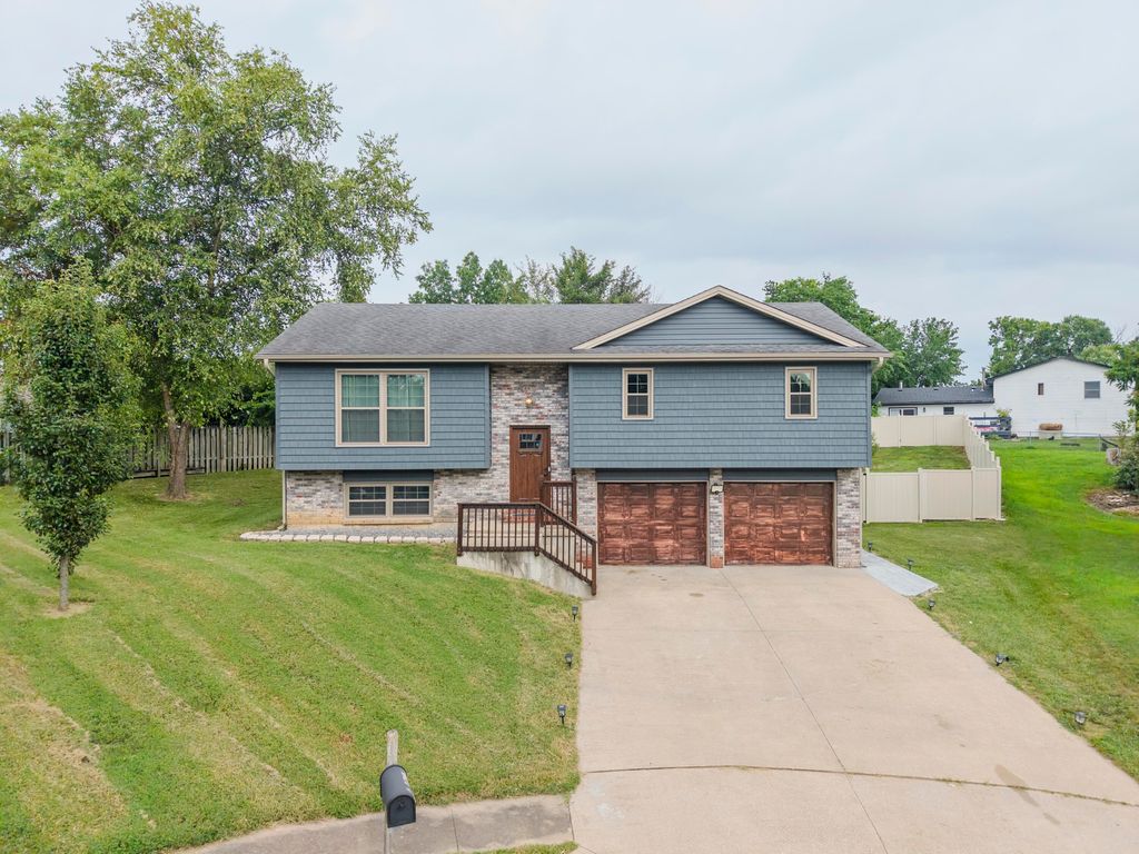 2102 SPECK CT, Columbia, MO 65202