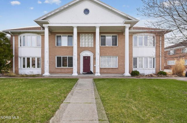 2130 Richards Road, 2, Ottawa Hills, OH 43606