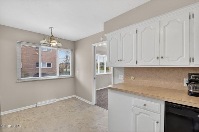 2130 Richards Road, 2, Ottawa Hills, OH 43606