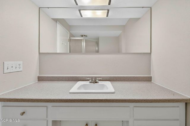 2130 Richards Road, 2, Ottawa Hills, OH 43606