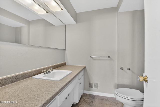 2130 Richards Road, 2, Ottawa Hills, OH 43606