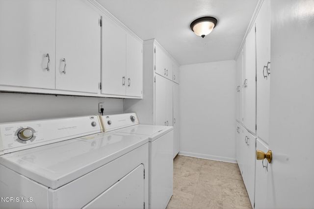 2130 Richards Road, 2, Ottawa Hills, OH 43606