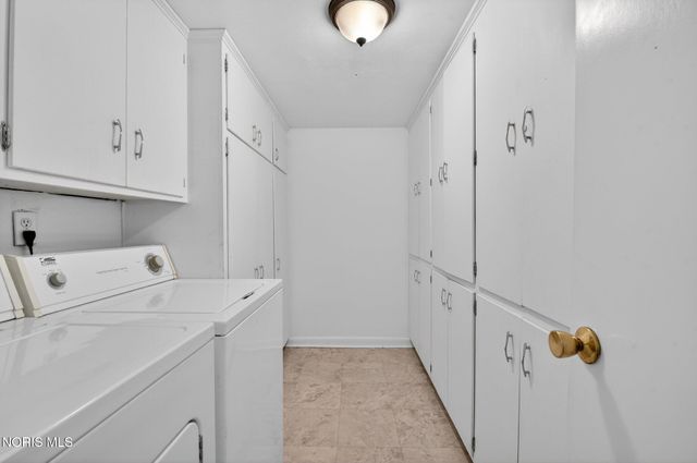 2130 Richards Road, 2, Ottawa Hills, OH 43606