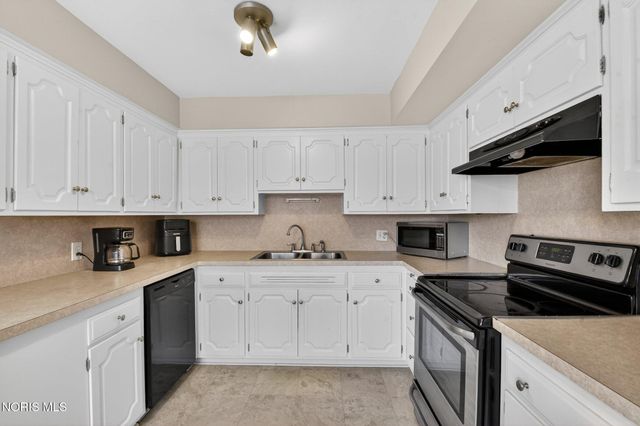 2130 Richards Road, 2, Ottawa Hills, OH 43606