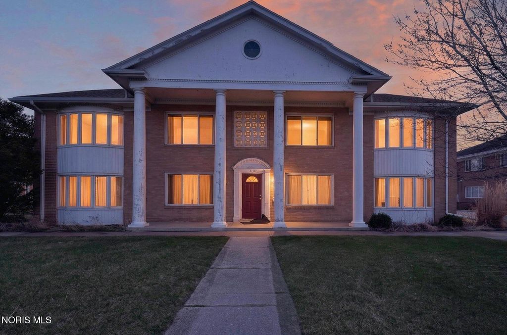 2130 Richards Road, 2, Ottawa Hills, OH 43606