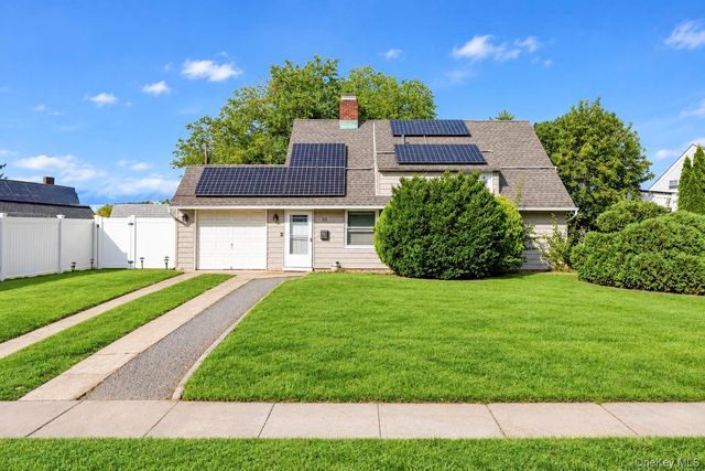 35 Meeting Lane, Hicksville, NY 11801