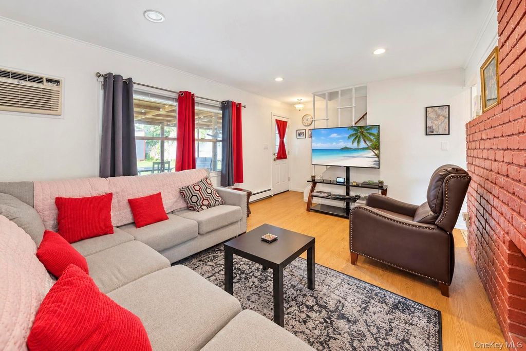 35 Meeting Lane, Hicksville, NY 11801 — photo 4