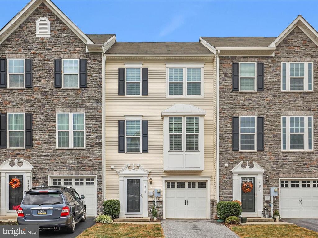 1215 RANNOCH LN, York, PA 17403