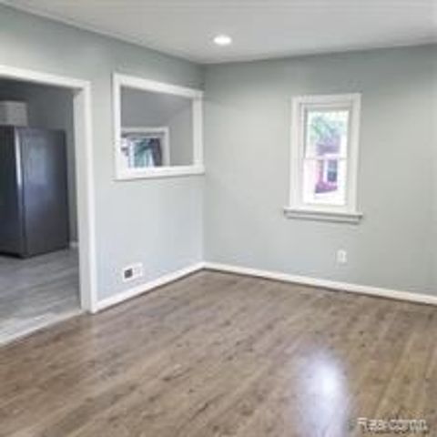 8187 Lenore Street, Dearborn Heights, MI 48127