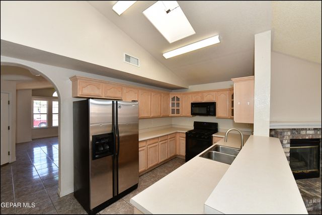 7096 LUZ DE ESPEJO Drive, El Paso, TX 79912