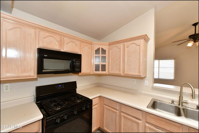 7096 LUZ DE ESPEJO Drive, El Paso, TX 79912