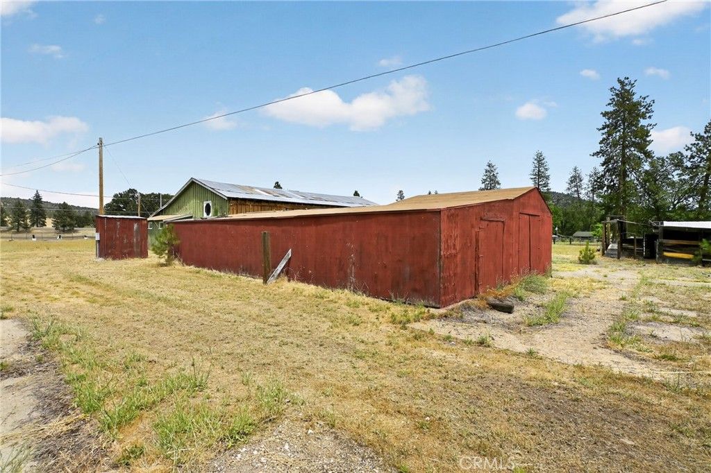 Image 10 of property listing at 5331 Easy St, Yreka, CA 96097
