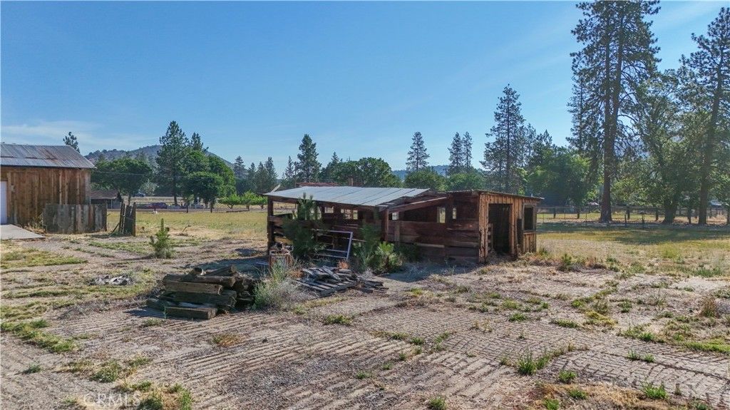 Image 13 of property listing at 5331 Easy St, Yreka, CA 96097