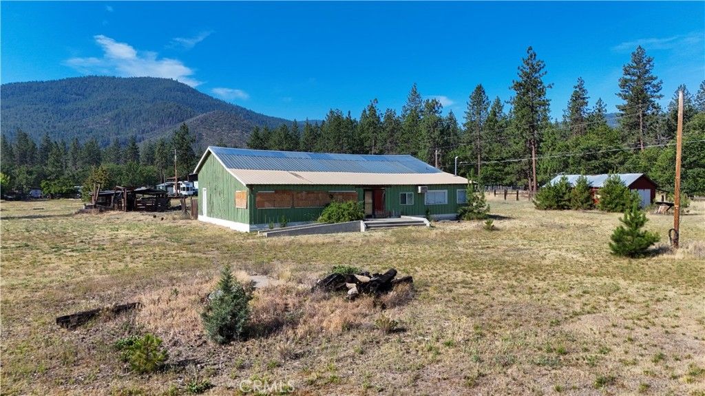 Image 9 of property listing at 5331 Easy St, Yreka, CA 96097