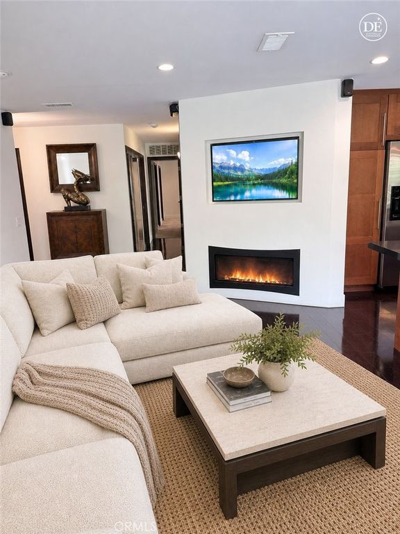 Image 5 of property listing at 4636 Park Granada 159, Calabasas, CA 91302