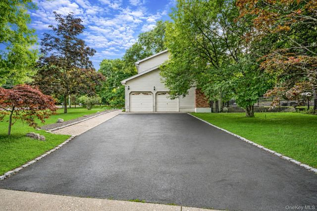 93 N Country Road, Shoreham, NY 11786