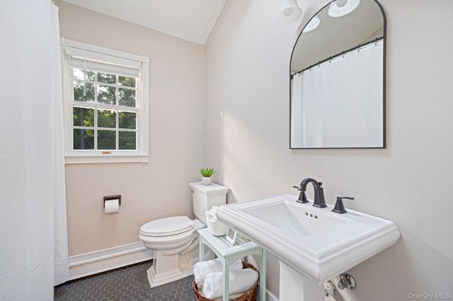 93 N Country Road, Shoreham, NY 11786