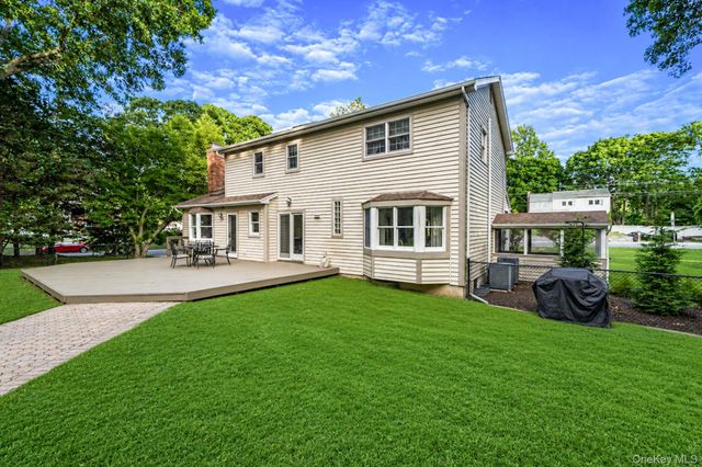 93 N Country Road, Shoreham, NY 11786