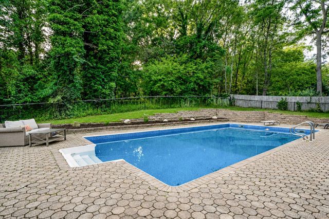 93 N Country Road, Shoreham, NY 11786