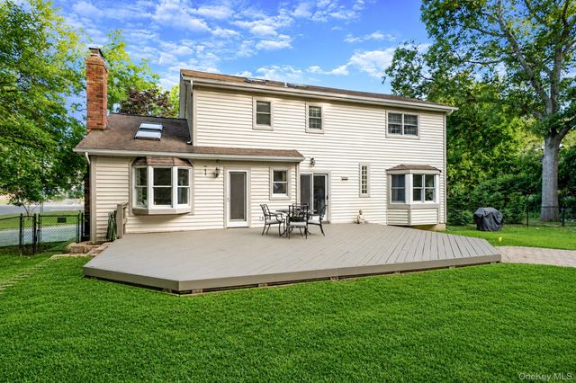 93 N Country Road, Shoreham, NY 11786