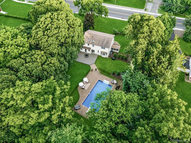 93 N Country Road, Shoreham, NY 11786