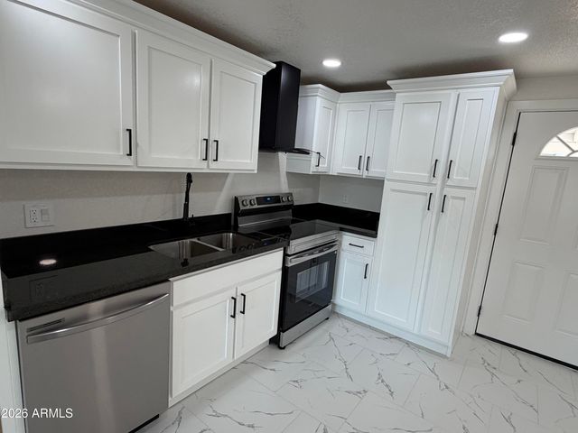 7426 W HOLLY Street, Phoenix, AZ 85035