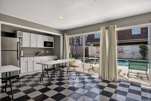 1045 Shook 105 B, Olmos Park, TX 78212