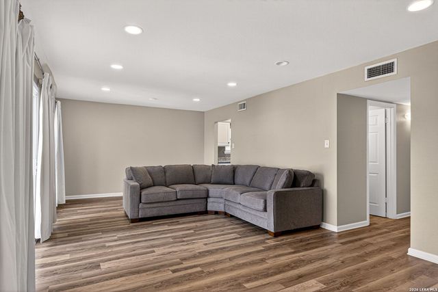 1045 Shook 105 B, Olmos Park, TX 78212