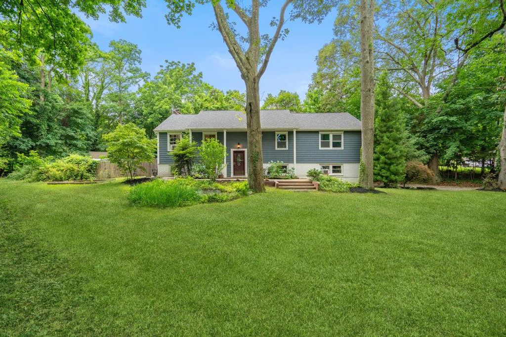 1 Thompson Hill Road, Saint James, NY 11780