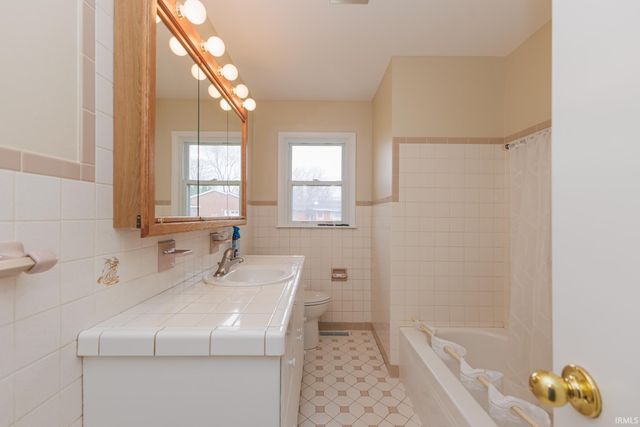 5909 E Robert Street, Muncie, IN 47303