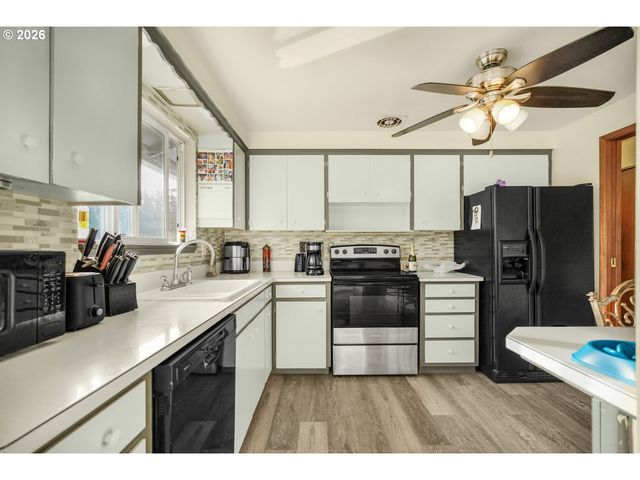 16700 Se BEL AIR Dr, Damascus, OR 97089