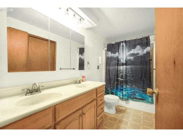 16700 Se BEL AIR Dr, Damascus, OR 97089