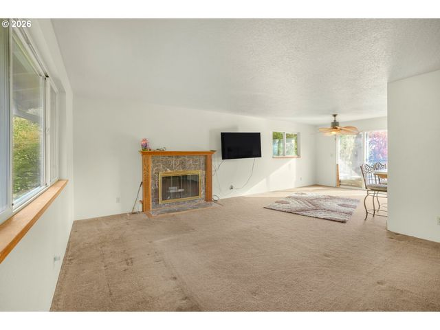 16700 Se BEL AIR Dr, Damascus, OR 97089