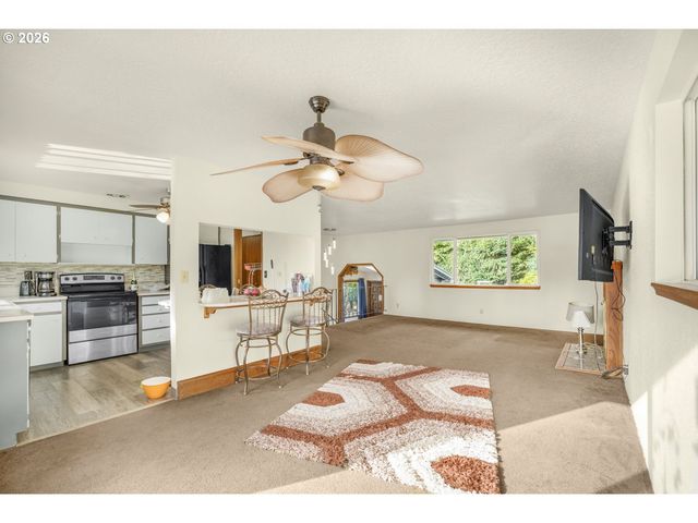 16700 Se BEL AIR Dr, Damascus, OR 97089