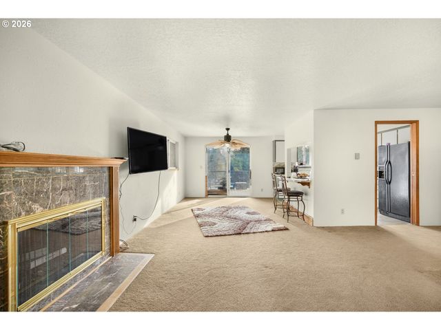 16700 Se BEL AIR Dr, Damascus, OR 97089