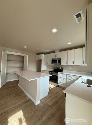 921 W Ted Yao Way, Moses Lake, WA 98837